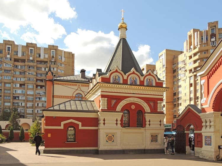 Покровский монастырь в Москве и его достопримечательность: часовня Петра и Февронии