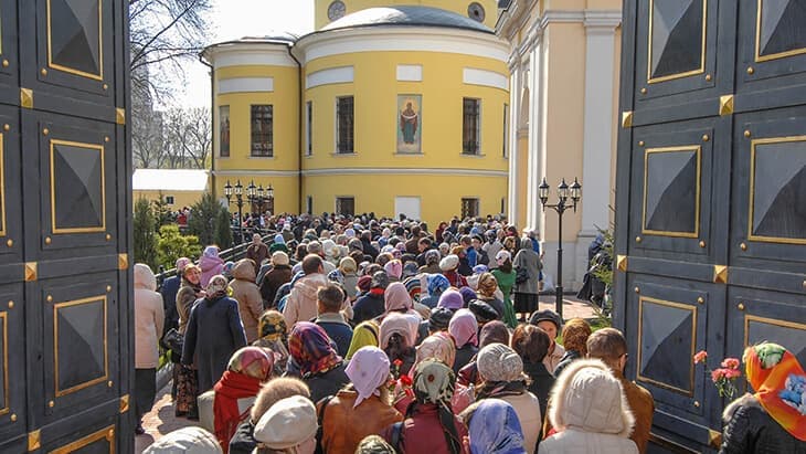 Огромная очередь в монастырь